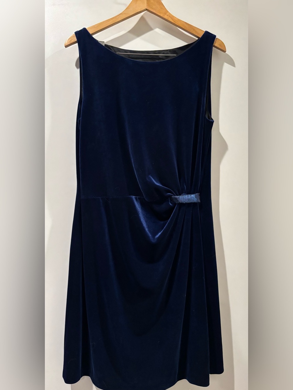 Donna sleeveless midnight blue velvet dress size 10 new without tags!